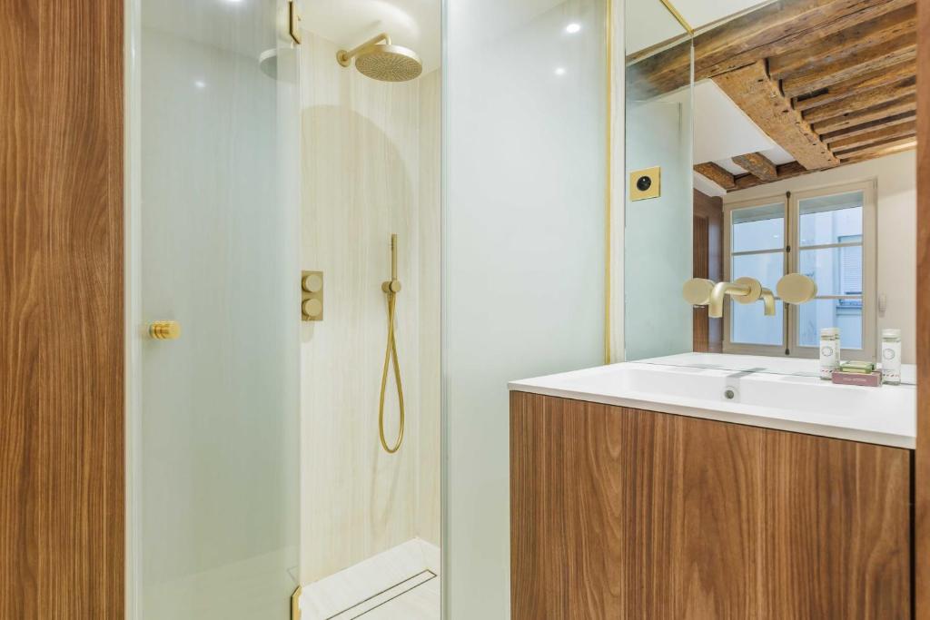 Salle de bains dans l&#39;&eacute;tablissement Stunning Oasis near Louvre and Saint-Honor&eacute; - 1 Bedroom