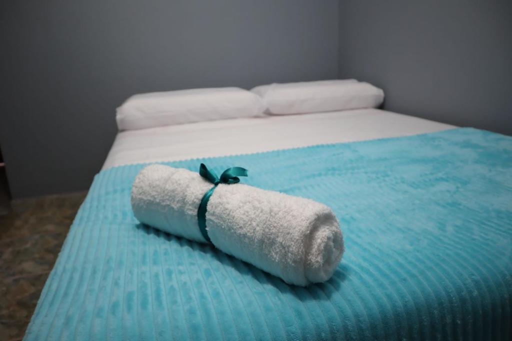 eine Rolle Toilettenpapier auf einem Bett in der Unterkunft Hotel Casa Mayorca in Maicao