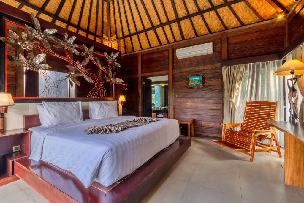 - une chambre avec un lit dans l'établissement Sri Abi Ratu Villas, à Sukawati