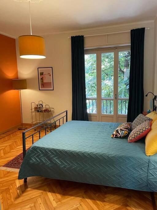 Tempat tidur dalam kamar di Il Vinile - Appartamento Rivoli centro - box auto incluso