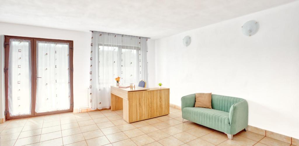 - un salon avec une chaise verte et un bureau dans l'établissement Casa Godi, 