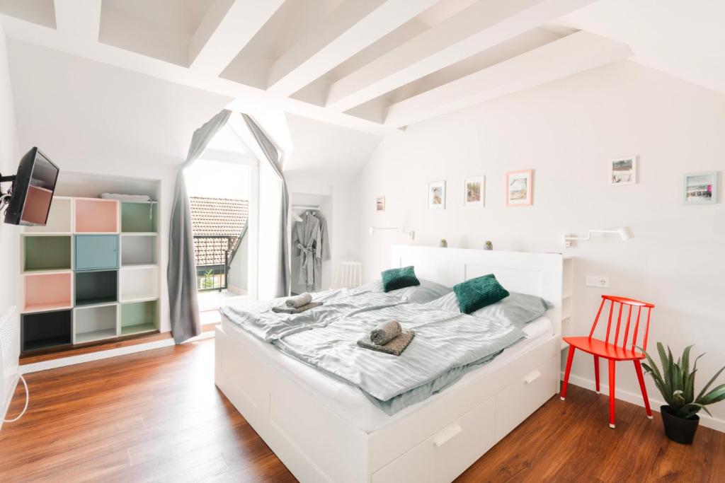 Postel nebo postele na pokoji v ubytování Hársliget Apartman