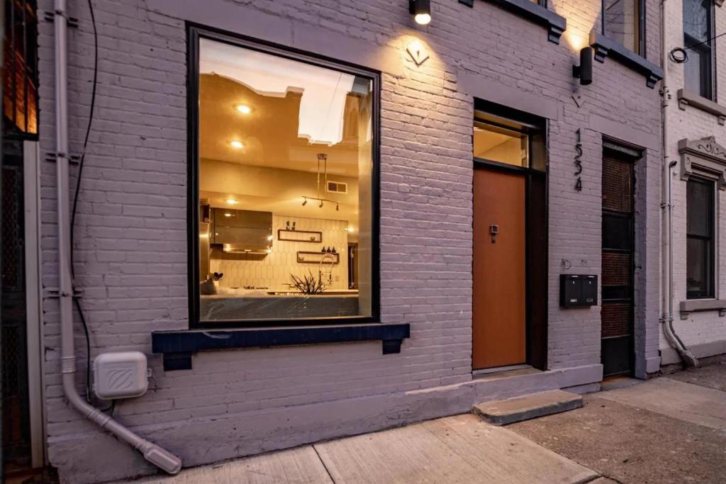 uma janela do lado de um edifício em Cozy Apartment in Historic OTR em Cincinnati