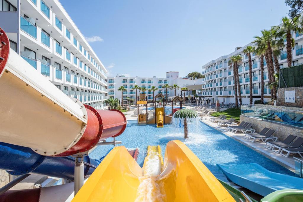 un tobogán en un complejo con un parque acuático en Hotel Best Sol D´Or en Salou