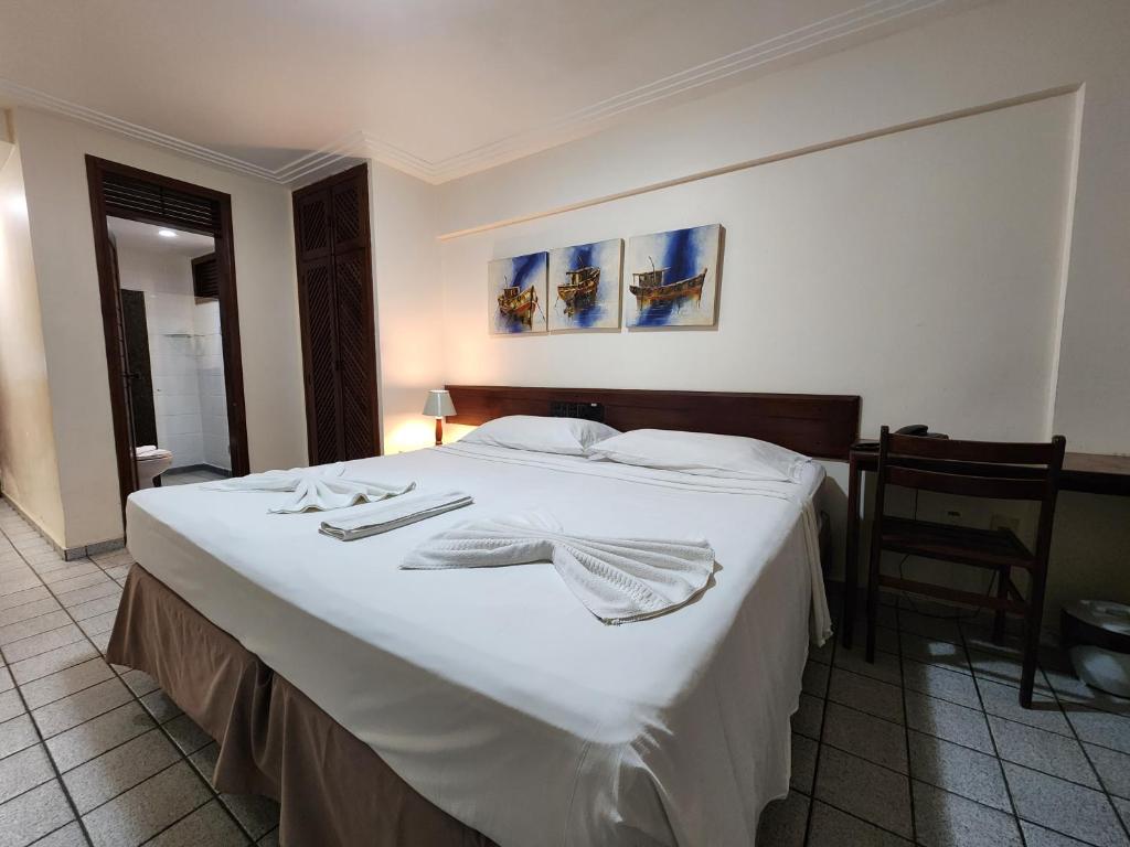 Cama ou camas em um quarto em Pizzato Praia Hotel