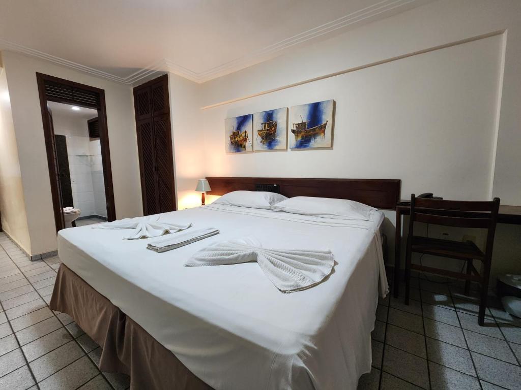 Cama ou camas em um quarto em Pizzato Praia Hotel