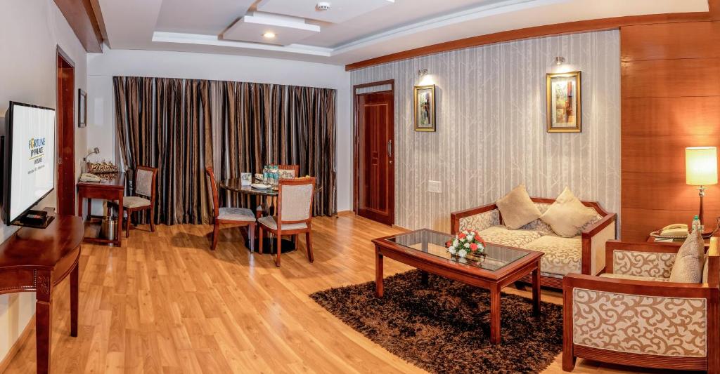 Posezení v ubytování Fortune JP Palace, Mysore - Member ITC Hotels' Group