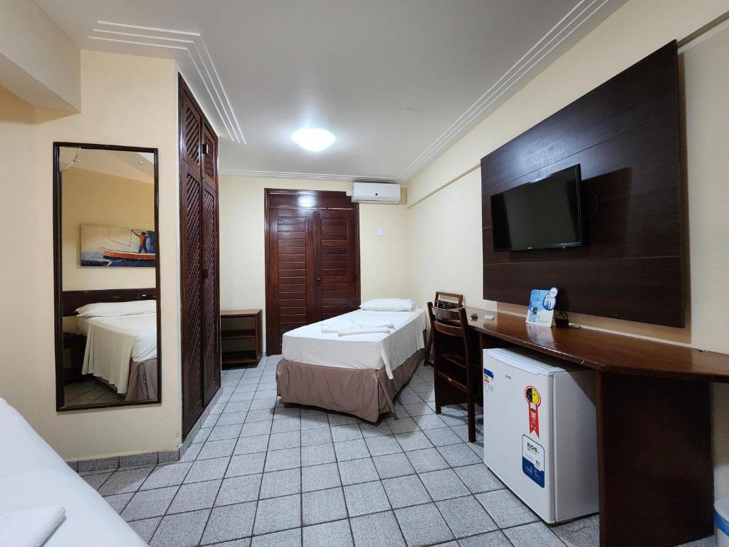 Cama ou camas em um quarto em Pizzato Praia Hotel