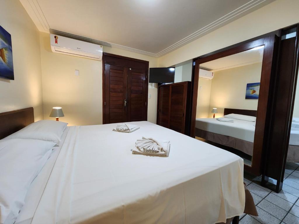 Cama ou camas em um quarto em Pizzato Praia Hotel