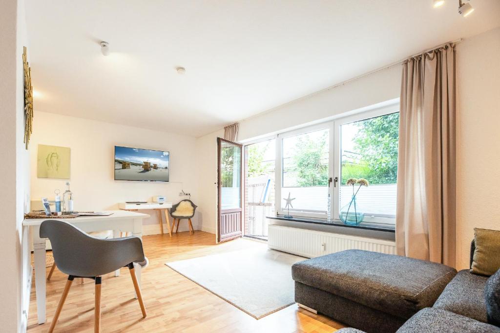 a living room with a couch and a desk at Appartement Pier 13 in Tinnum