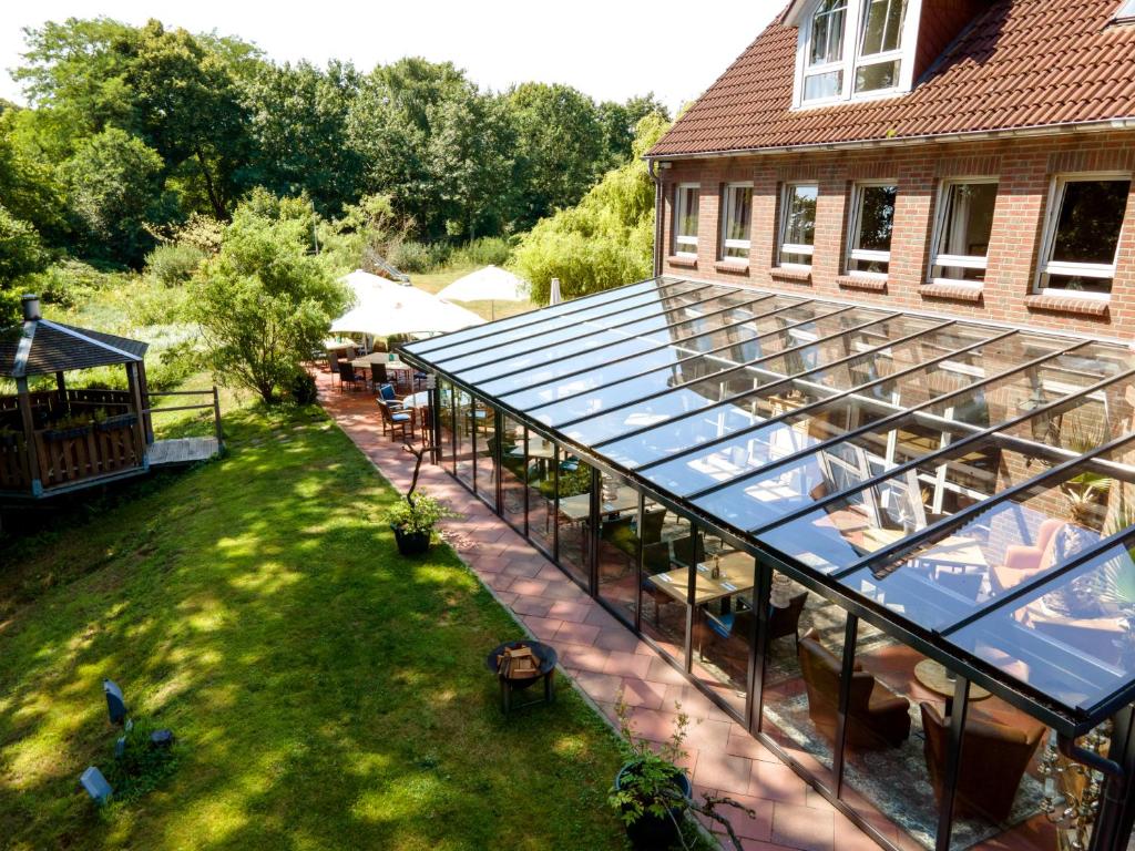 an overhead view of a garden with a greenhouse at Wildeshauser Hof in Wildeshausen