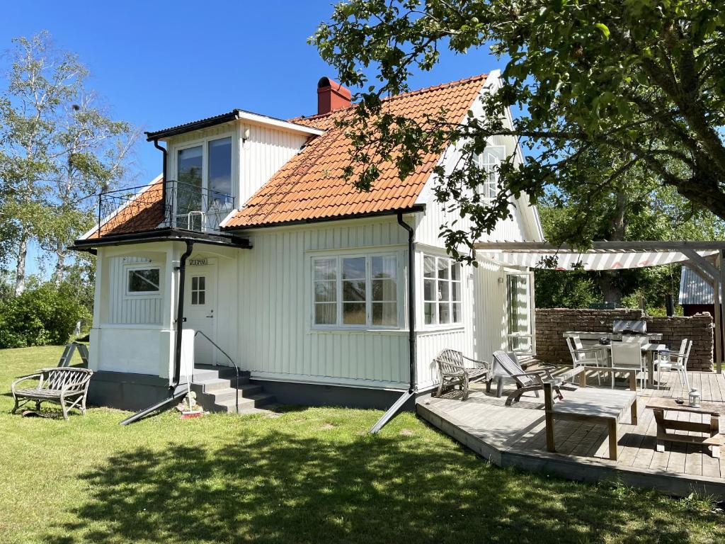 Casa blanca con terraza y patio en Nice holiday home on Oland en Borgholm