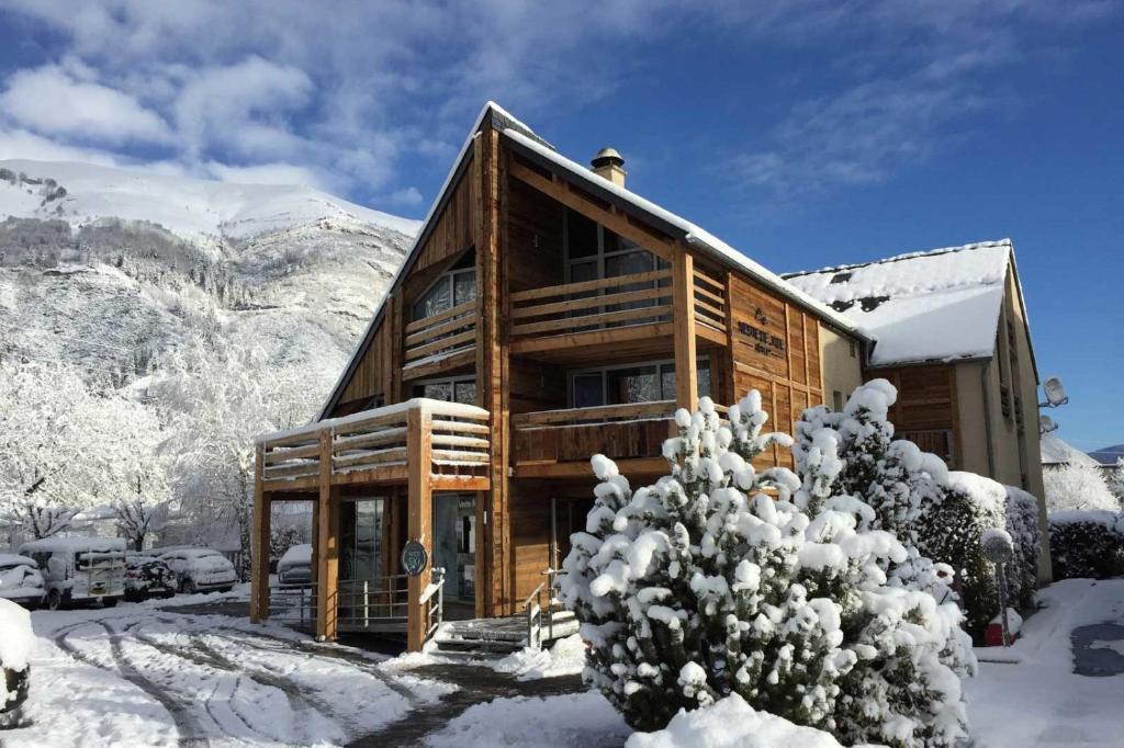 Nespecifikovaný výhled na hory nebo výhled na hory při pohledu z hotelu