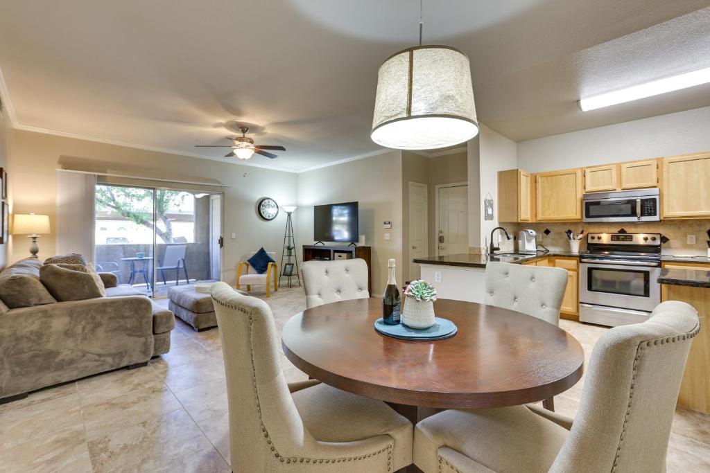 uma cozinha e sala de estar com mesa e cadeiras em Central Phoenix Condo - Walk to Papago Park! em Phoenix
