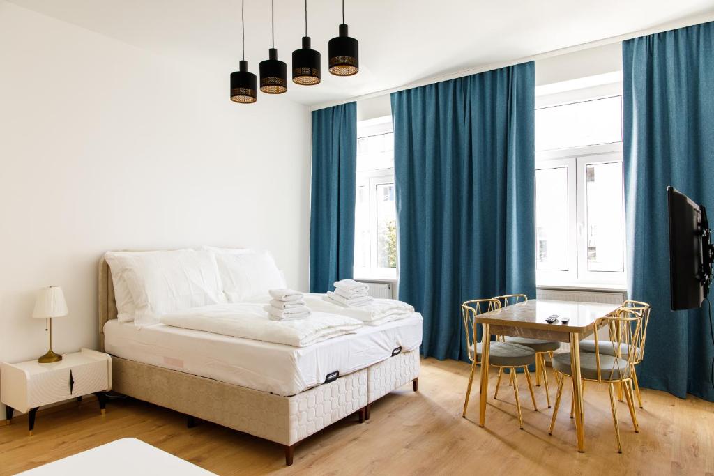 維也納的住宿－Vienna-flats | contactless check-in，卧室配有一张床和一张桌子及椅子