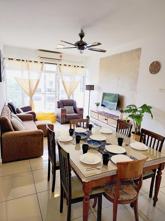 TV a/nebo společenská místnost v ubytování Dwiputra Residence Presint 15 PutraJAYA