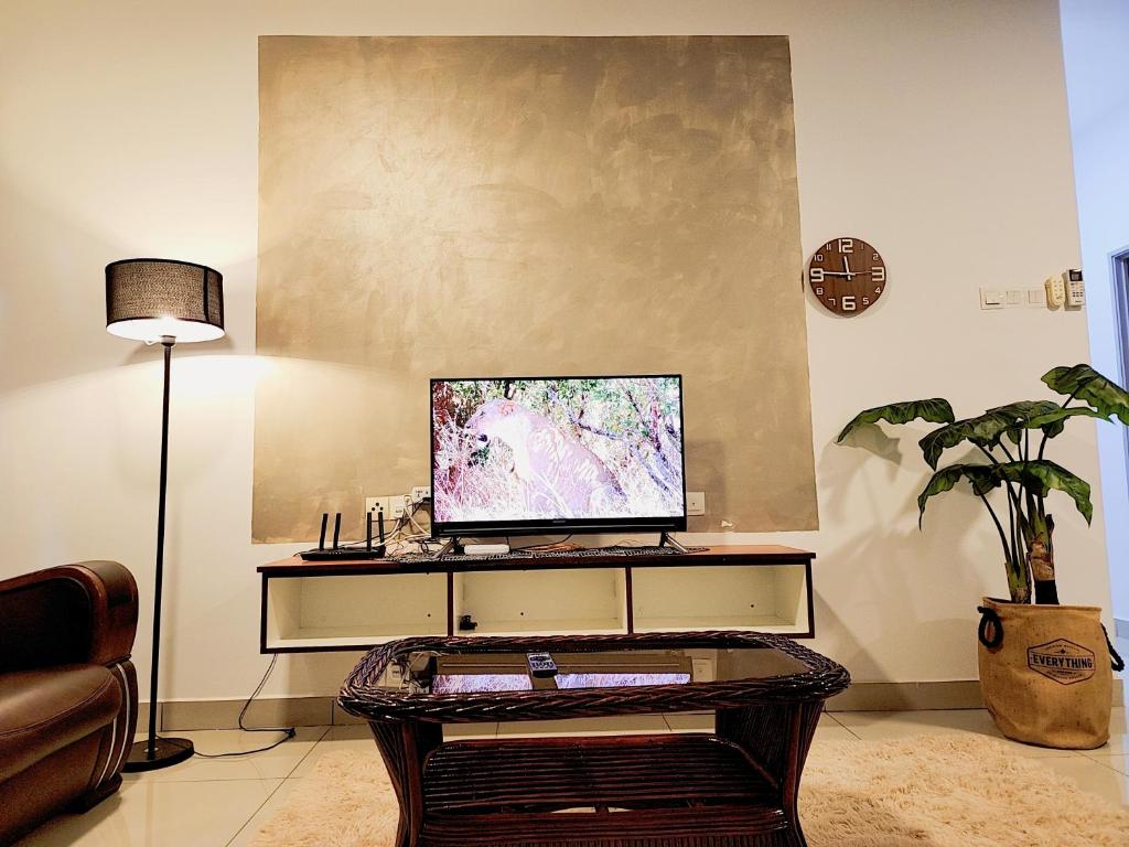 TV a/nebo společenská místnost v ubytování Dwiputra Residence Presint 15 PutraJAYA