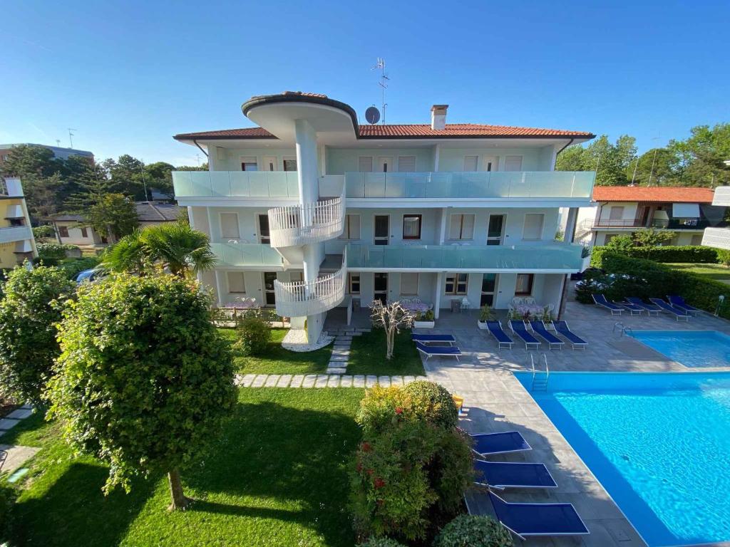 ビビオーネにあるApartments in Bibione 36154のプール付きの家の航空写真