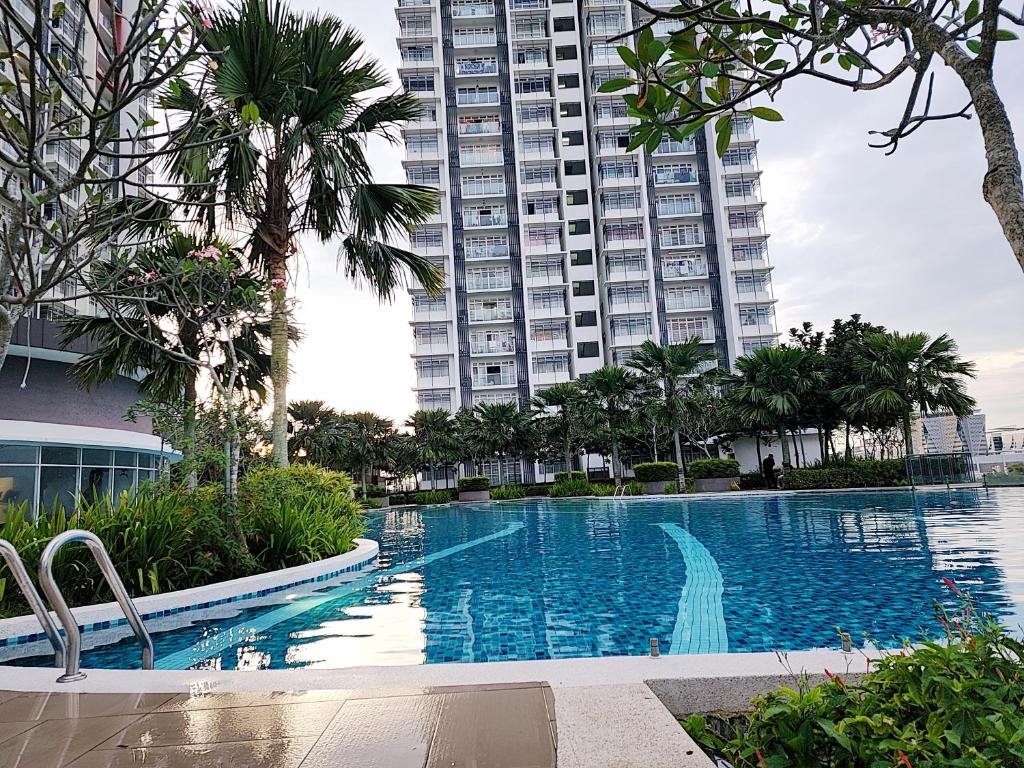 Bazén v ubytování Dwiputra Residence Presint 15 PutraJAYA nebo v jeho okolí