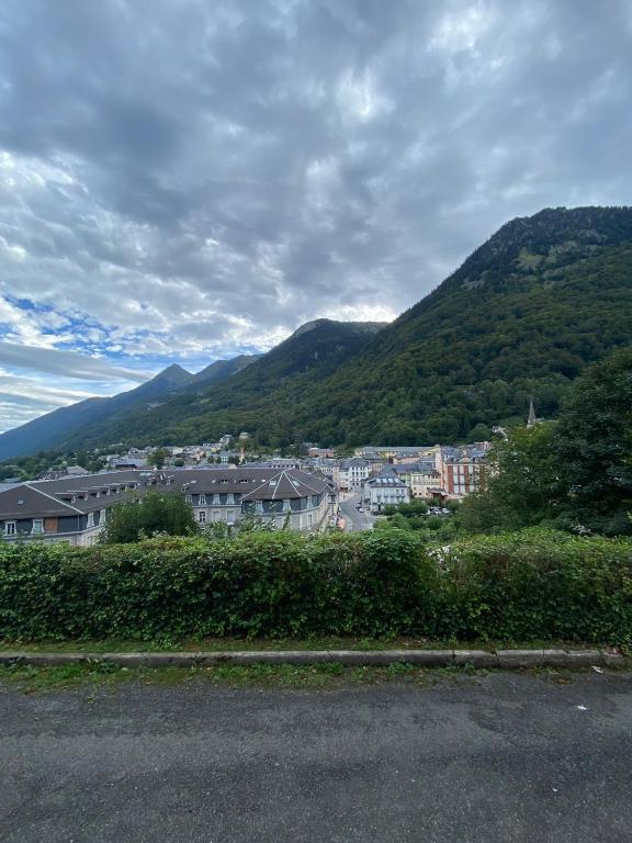 - une vue sur une ville avec des montagnes en arrière-plan dans l'établissement Cauterets Charmant Studio 4 personnes, à Cauterets