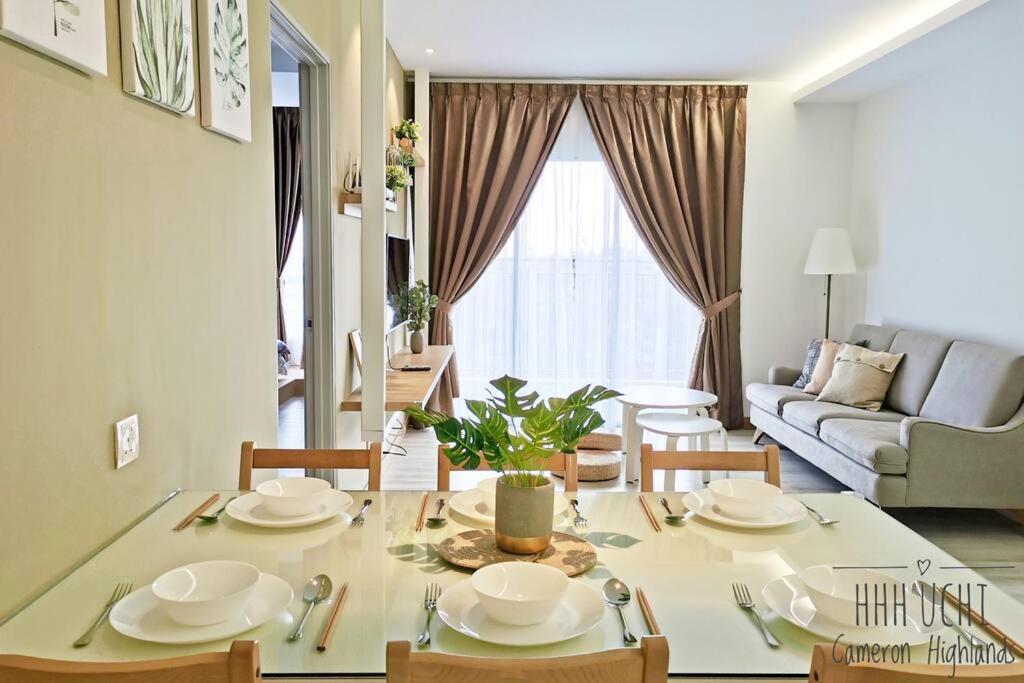 cocina y sala de estar con mesa y sillas en Uchi Home Sweet Home^_^, en Cameron Highlands