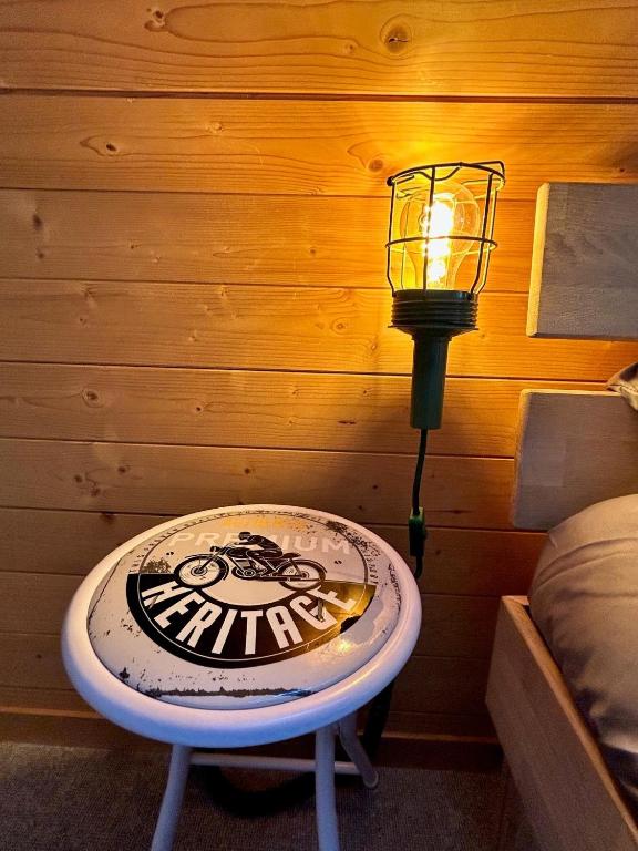 Postel nebo postele na pokoji v ubytování Wunderschöne Maisonette-Ferienwohnung in stattlichem Toggenburgerhaus