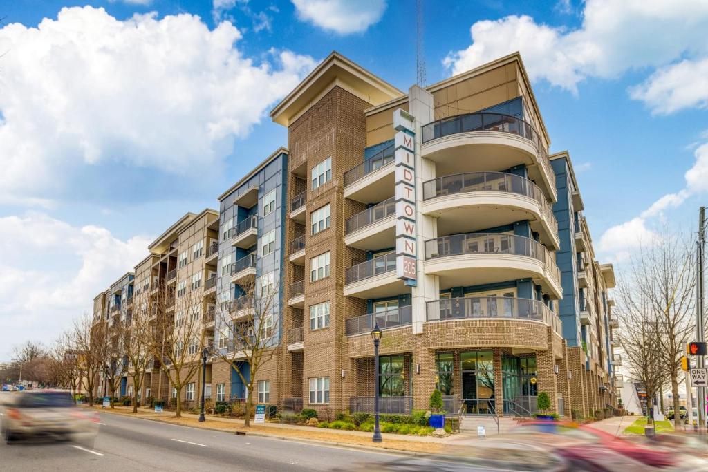 een appartementencomplex op de hoek van een straat bij Premium Apartments and Studios at Midtown 205 in Charlotte in Charlotte