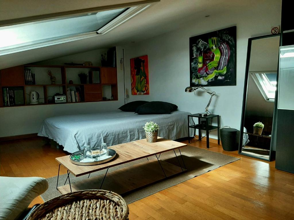 - une chambre avec un lit et une table dans l'établissement Leça Room, à Leça da Palmeira