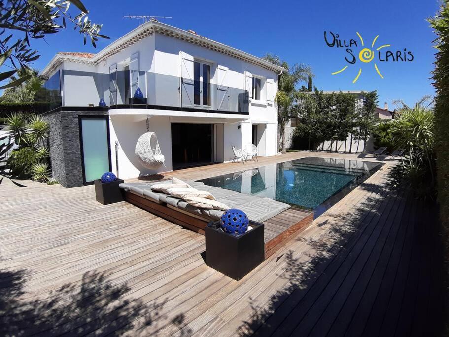 Bazén v ubytovaní Villa Solaris, proche plages et centre St Aygulf alebo v jeho blízkosti