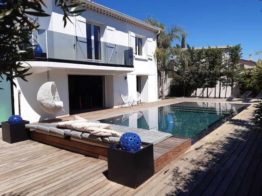 Bazén v ubytovaní Villa Solaris, proche plages et centre St Aygulf alebo v jeho blízkosti