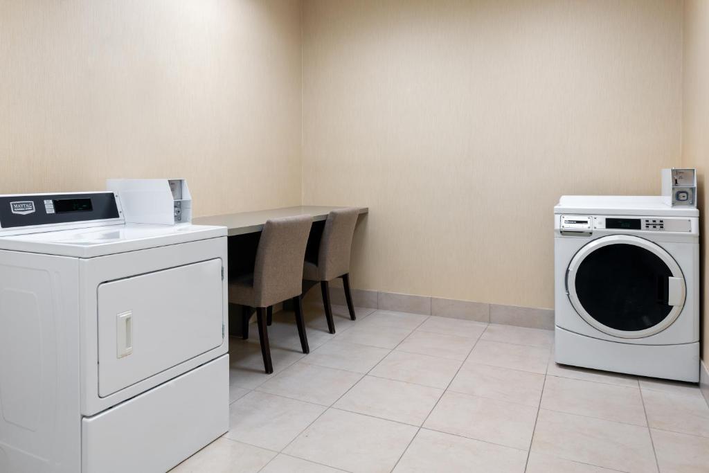 Kuchyň nebo kuchyňský kout v ubytování Hilton Garden Inn Wayne