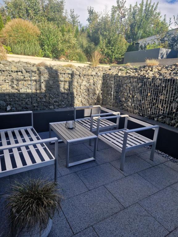 zwei Bänke und ein Tisch auf einer Terrasse in der Unterkunft FeWo Mösle in Lautrach