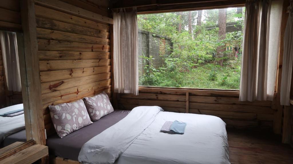 Giường trong phòng chung tại La Maison Homestay Măng Đen