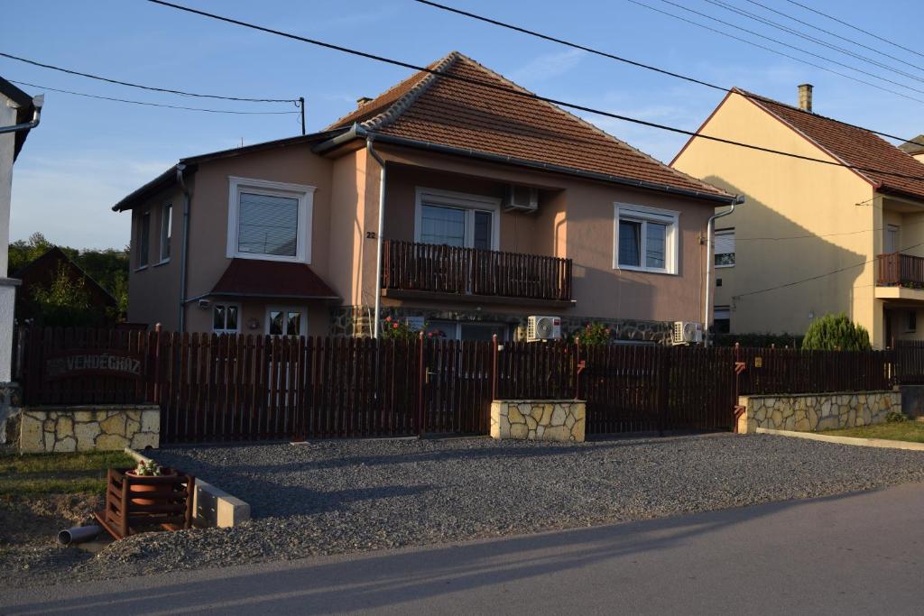 The building in which a vendégházakat is located
