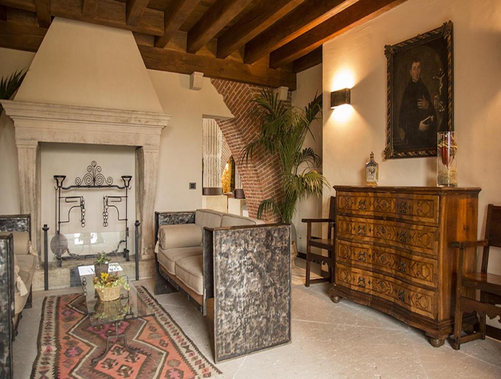 Delser Verona Manor House
