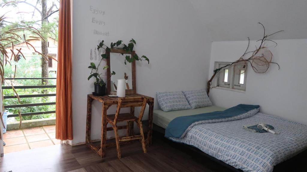 Giường trong phòng chung tại La Maison Homestay Măng Đen