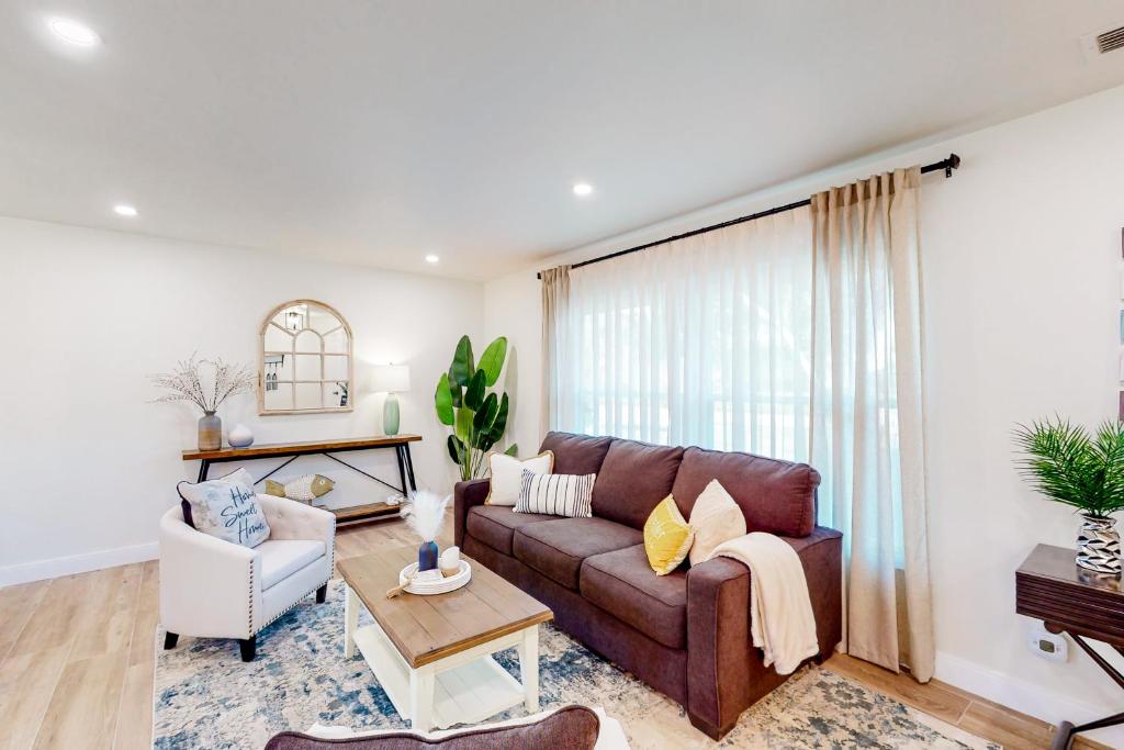 sala de estar con sofá marrón y mesa en Largo Luxury, en Largo