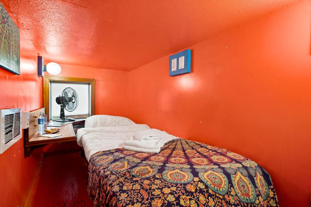 Postel nebo postele na pokoji v ubytování Qupqugiaq Inn