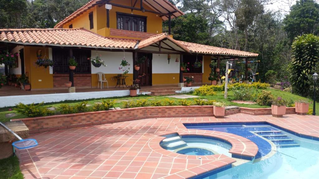 dom z basenem przed domem w obiekcie Finca La Cristalina w mieście San Gil