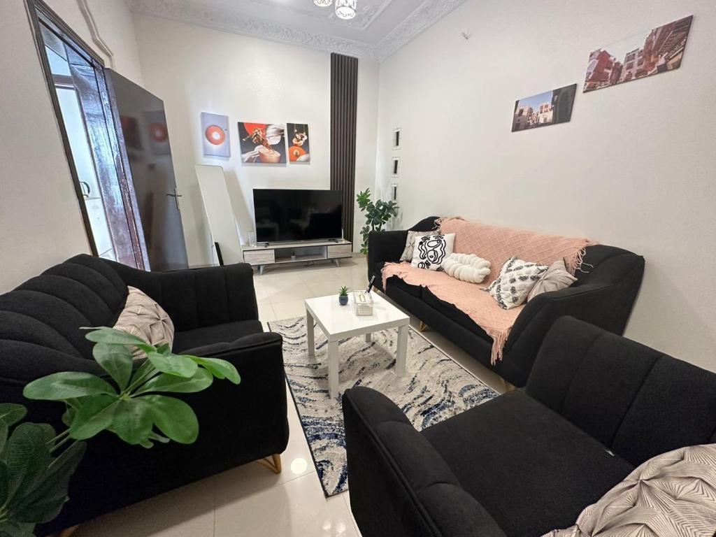 Sala de estar con 2 sofás y mesa en Smart Entry Apartment w Pvt Entrance en Riad