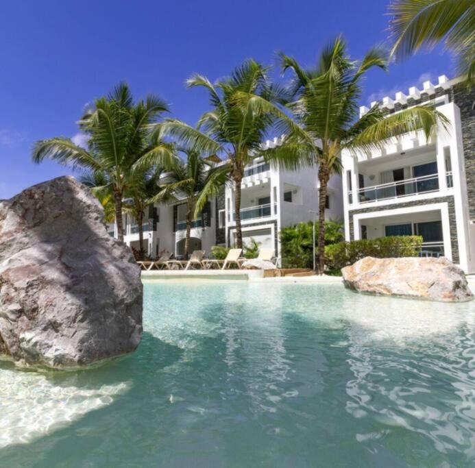 een zwembad met een rots voor een gebouw bij Estrella Dominicus con hermosa piscina! in La Laguna