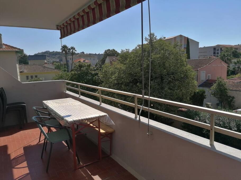 a table and chairs on the balcony of a house at Au petit Bonheur, centre St-Raphaël, 8min à pied plage in Saint-Raphaël