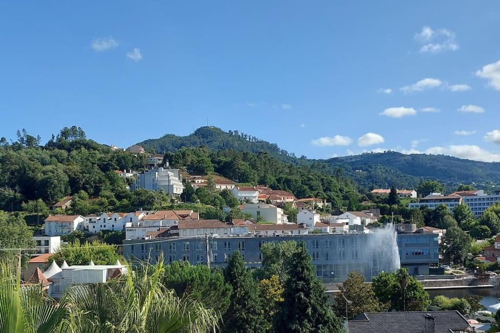 uma vista para uma cidade com uma montanha em Apartamento de Bem Estar em São Pedro do Sul