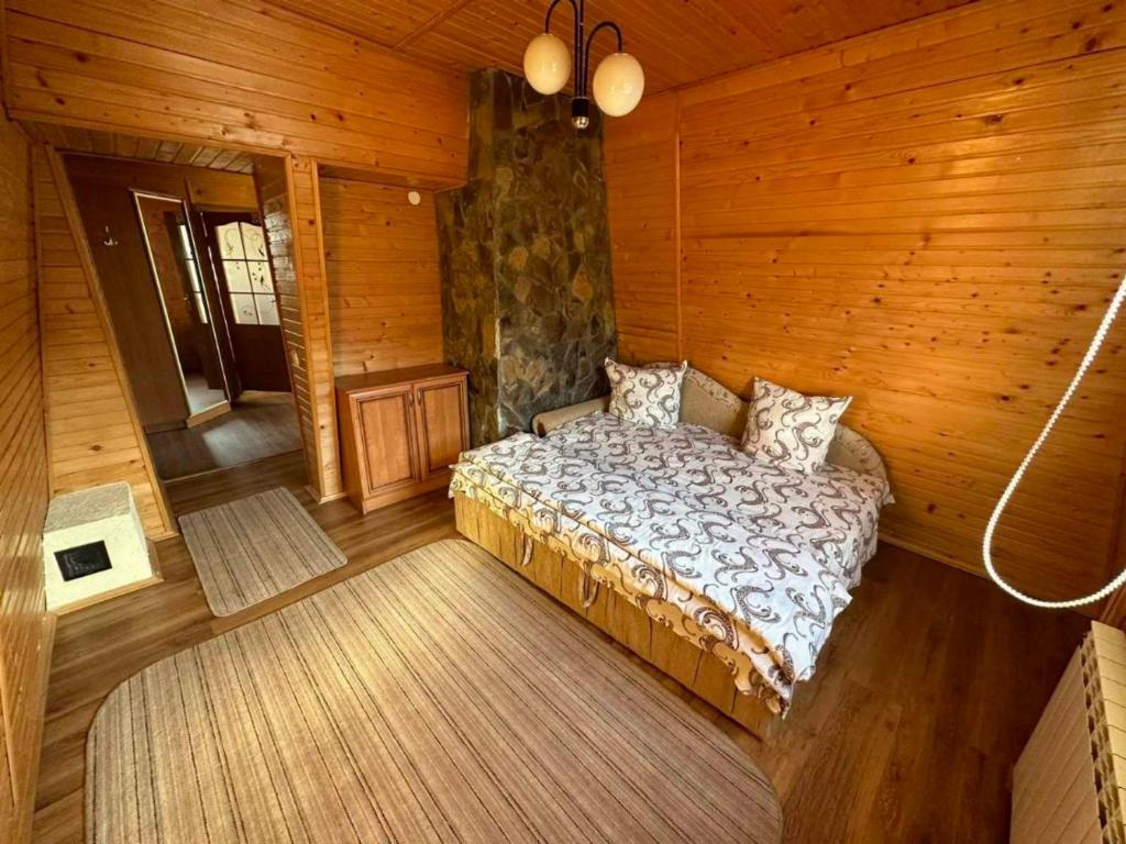 Tempat tidur dalam kamar di Садиба Подих Карпат