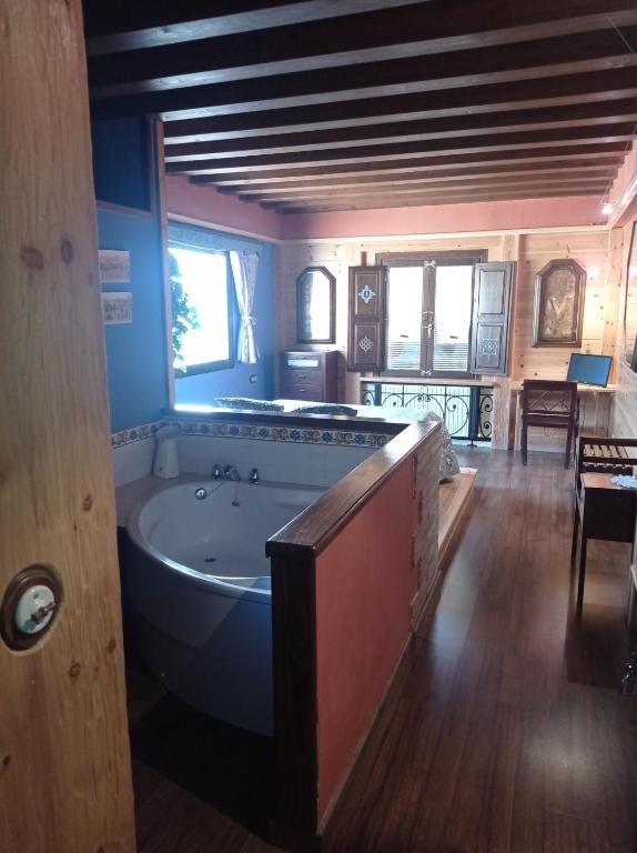 穆里略德加列戈Hotel rural reina Berta的房间里有一间带大浴缸的大浴室