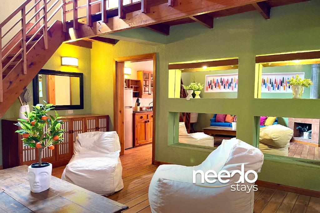 un soggiorno con scala e mobili bianchi di Casa Rosa a Panajachel