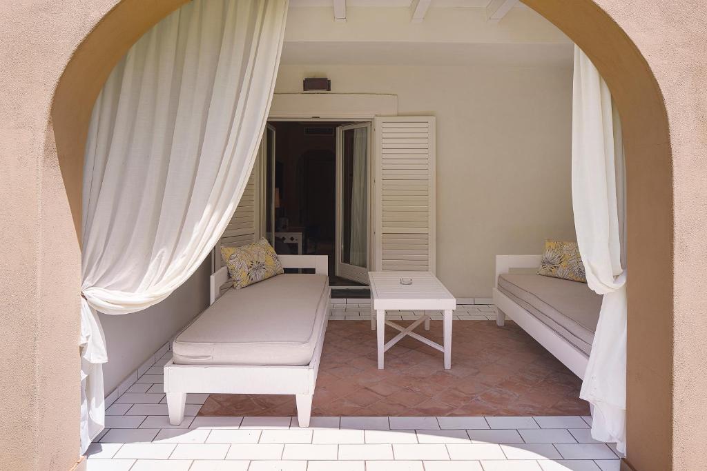 Therasia Resort Sea and SPA - The Leading Hotels of the World - 露台花园景观的上级双人或双人间