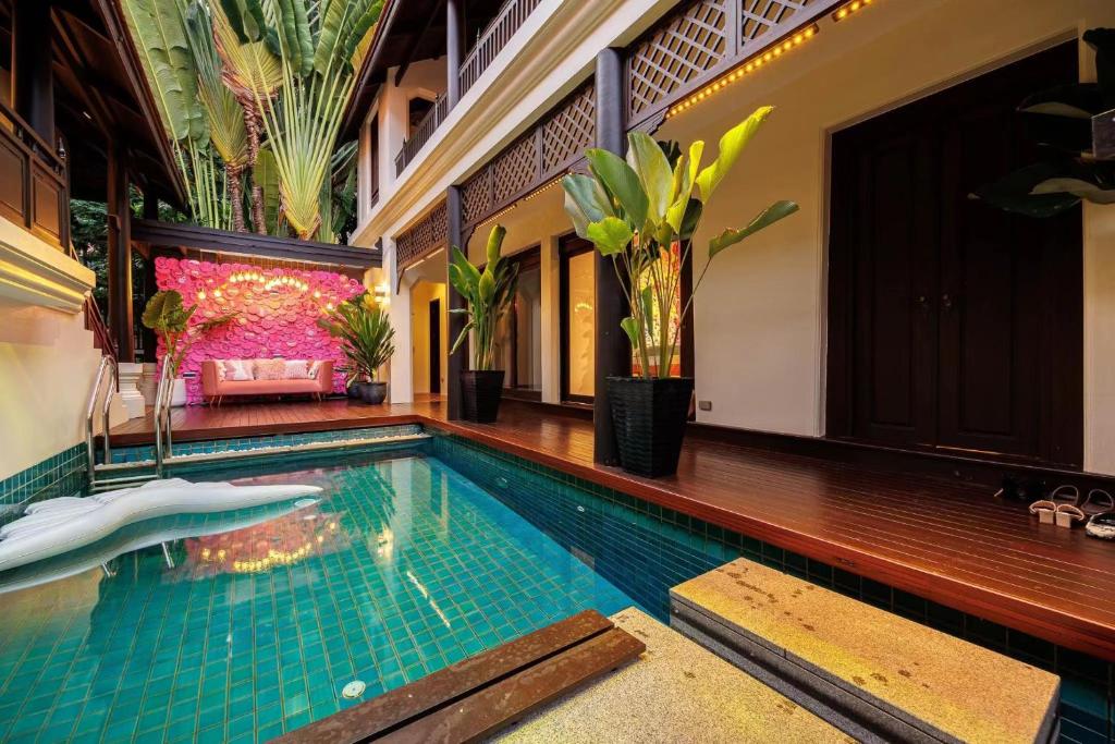 a swimming pool in a building with at Bangkok CBD Pinky Vibe Villa in Bangkok