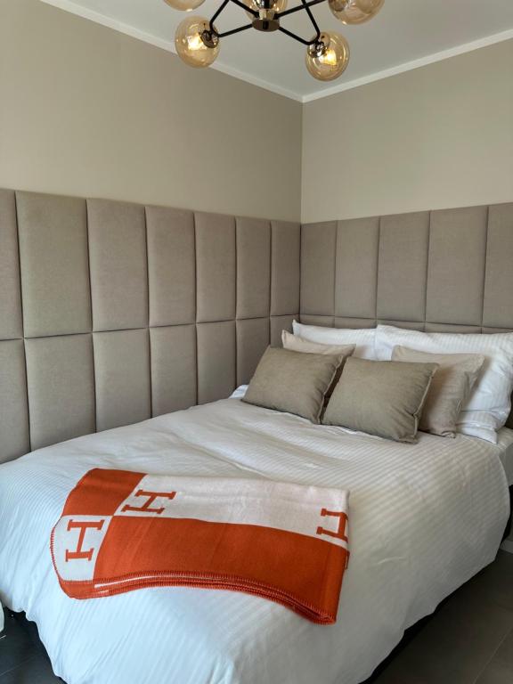 1 cama grande con cabecero grande en un dormitorio en Baltic Garden Sztutowo, en Sztutowo