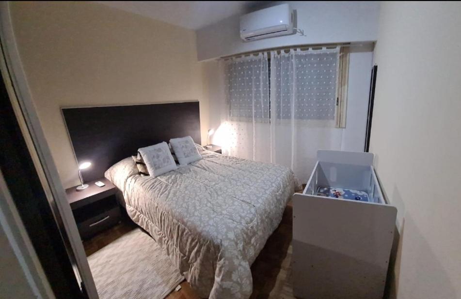 Habitación pequeña con cama y ventana en BuenosAiresFlour en Buenos Aires